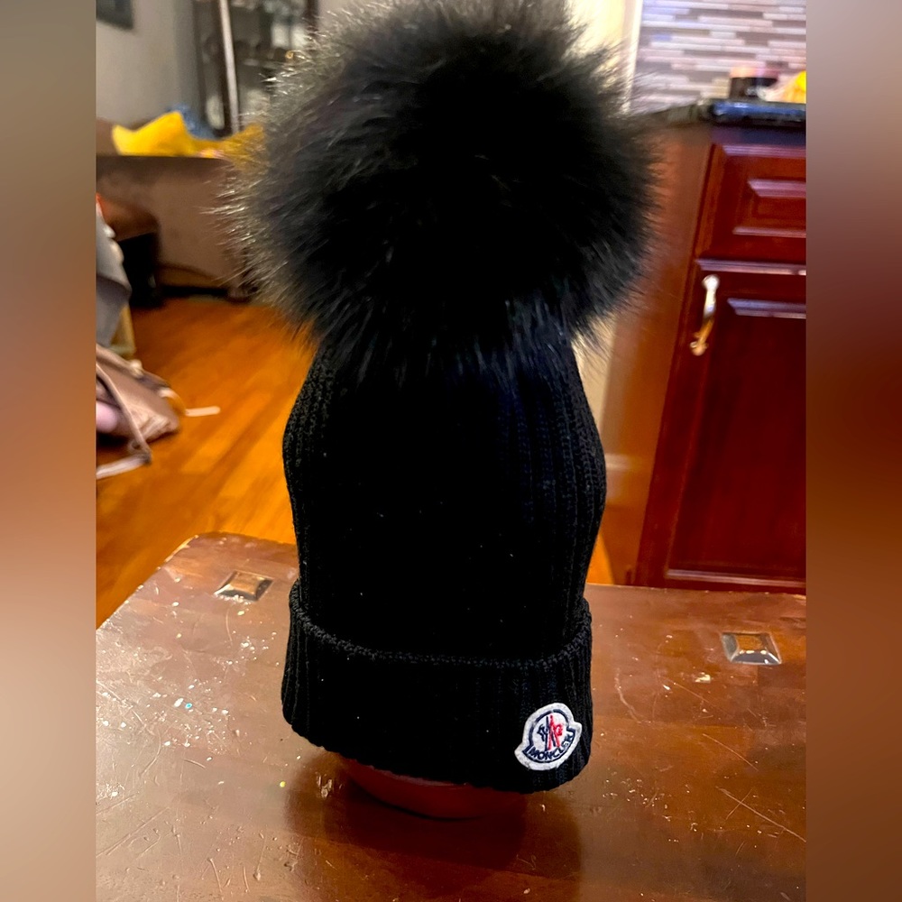 Moncler girls bleck pom pom beanie